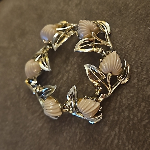 5/$25 VTG 1950s Carved Acrylic Floral Metal Bracelet FLAWED - Picture 2 of 9